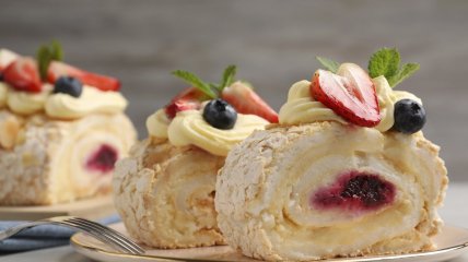 Меренговий рулет з полуницею