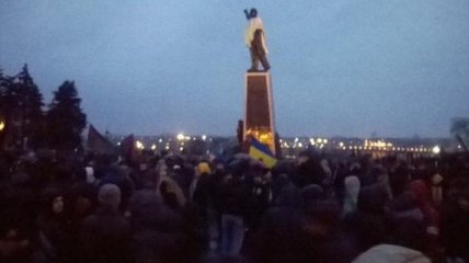Запорожские активисты не смогли снести памятник Ленину