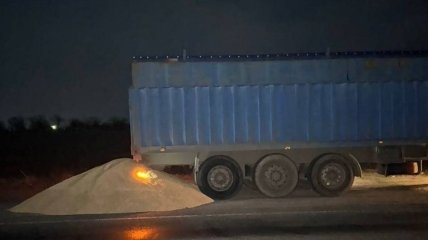 Вантажівка, з якої висипали зерно