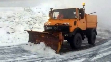 Как в Румынии техника "разгребает" первый снег (Видео)
