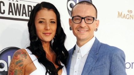 Время летит: вдова лидера "Linkin Park" Честера Беннингтона выходит замуж (Фото)