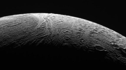 На поверхности Энцелада можно заметить гигантские "щупальца" 