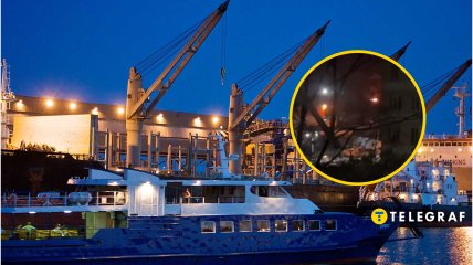 Після "візиту" морських дронів у російському Туапсе загорівся корабель (відео)