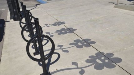 Уличный художник подменил городские тени на цветы, обезьянки и прочие красивые вещи (Фото)