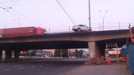 В Киеве легковой автомобиль завис над мостом