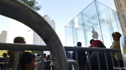 Старт продаж iPhone 5S и 5C выстроил огромные очереди 