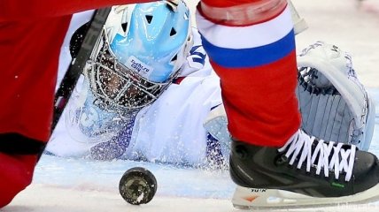 Российский хоккеист метнул клюшкой в болельщика 
