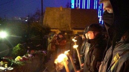 "Азовцы" зажгли факелы под стенами посольства Бельгии