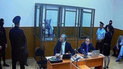Савченко на заседании суда надела на голову пакет