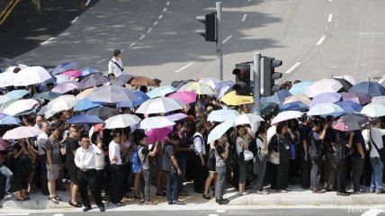 Сингапурцы стоят в очереди, чтобы проститься с Ли Куаном