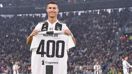 Роналду вручили футболку с цифрой "400"