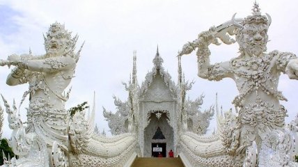 Величество и могущество буддийского Белого храма в Таиланде (Фото) 