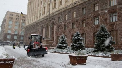 250 машин чистят Киев от снега 