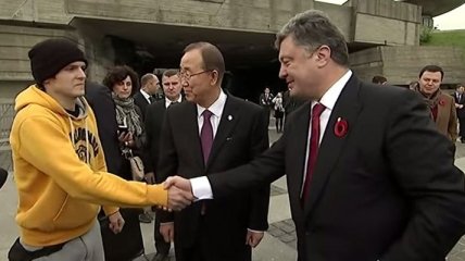 Руфер Мустанг украсил "Родину-мать" в Киеве веночком (Видео)