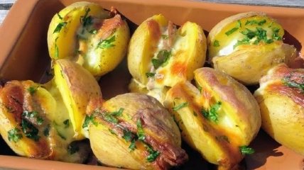 Рецепт дня: картошка с колбаской и сыром (в духовке)