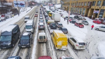 Киев стоит в огромных пробках из-за сильного снегопада