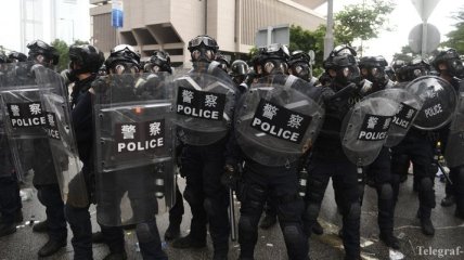 Полиция Гонконга применила слезоточивый газ, чтобы остановить штурм парламента