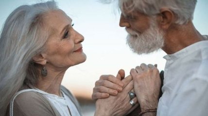 До слез: фотограф взорвала интернет кадрами любви пожилой пары (Фото)