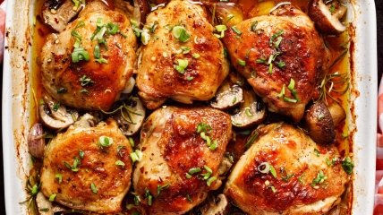 Пикантные куриные окорочка с помидорами под сыром