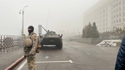 Утро в Алматы - вокруг акимата оцепление