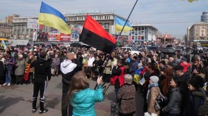 В Днепропетровске поминали “Небесную сотню” и собирали деньги на КПУ