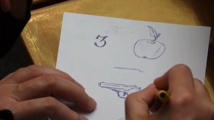 Нардепа от "Слуги народа" застукали за рисованием оружия на заседании Рады (видео)