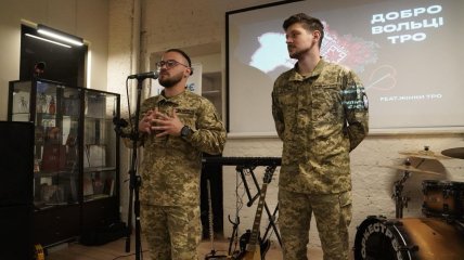 Юрий Сафронов, военнослужащий «Культурних сил», исполнитель сингла «Добровольці ТрО» (слева) и автор слов Давид Стеблюк (справа)