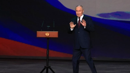 Что не так с его правой рукой?