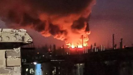 В Донецке гремят взрывы и пылает огонь: фото и видео крупного происшествия на мясокомбинате