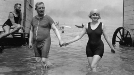 Как отдыхали на пляжах в начале XX века (Фото)