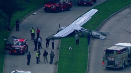 В США самолет упал на шоссе