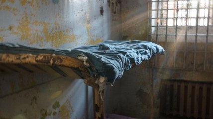 Порожнє ліжко у в'язниці