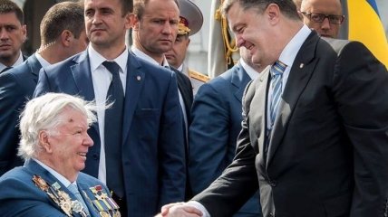 Порошенко поздравил с Днем отца своего папу и украинских мужчин