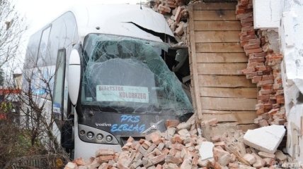 В Польше автобус врезался в жилой дом, пострадали 7 человек