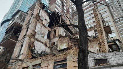 Уничтоженная часть жилого дома на Жилянской
