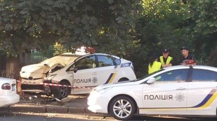 В Киеве патрульное авто врезалось в дерево