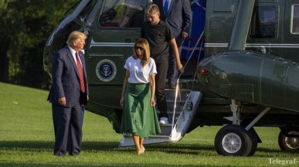 Лабутены и белая футболка: Мелания Трамп из семьей прилетели в Вашингтон