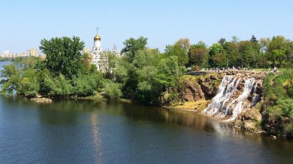 "Находиться невозможно": пляж острова в Днепре усеян мертвой рыбой (видео)