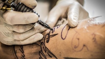 Новый тренд весна-лето 2019: минималистичные татуировки на лице 
