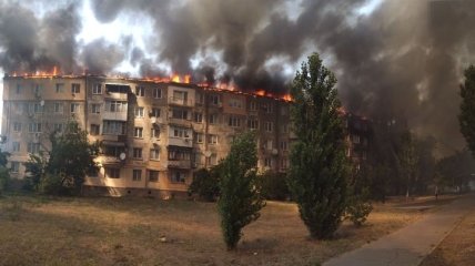 Загорелась вся крыша: в Новой Каховке пылает многоэтажка