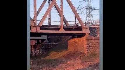 Так и остался лежать на рельсах: под Киевом подросток сорвался с моста (видео)