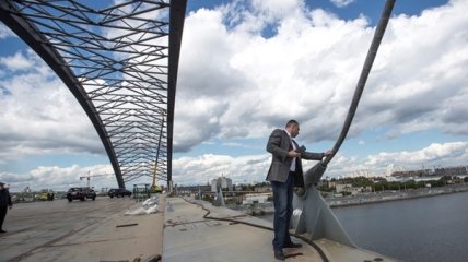 Виталий Кличко осматривает строительство Подольско-Воскресенского моста в Киеве