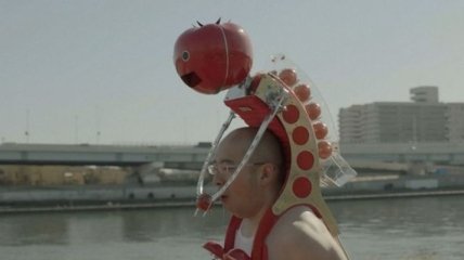 Японцы придумали носимого кормящего робота (Видео)