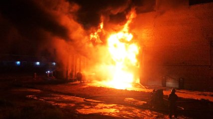 Палає величезне полум’я, швидкі та пожежні помчали суцільним потоком: у росії - чергова пожежа (відео)