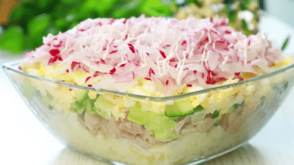 Салат с редисом и копченой курицей