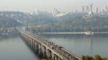 В Киеве на мосту Патона "Москвич" с арсеналом оружия врезался в грузовик