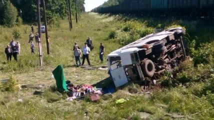 В РФ автобус столкнулся с грузовым поездом: есть погибшие