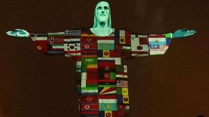 Статую Христа Спасителя засветили флагами стран, в которых есть Covid-2019 (Видео)