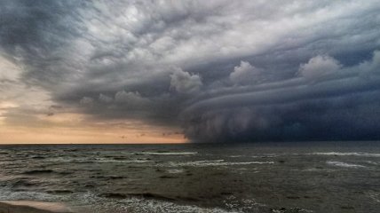 "Пекло насувається": над Азовським морем зафіксували демонічне небо