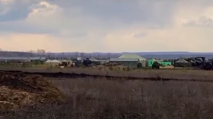 Британские журналисты попали в военный лагерь РФ у границ Украины и впечатлились увиденным (видео)